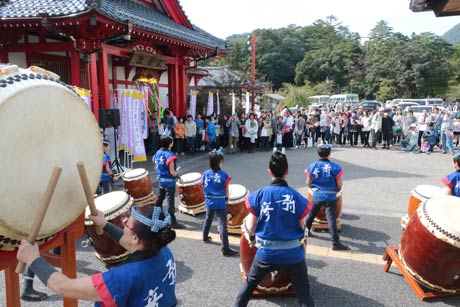 弥彦駅前で弥彦山太鼓が100周年記念号を歓迎