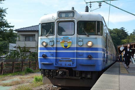 弥彦駅に到着した100周年記念号