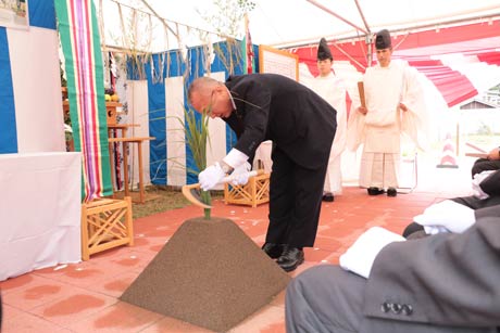 かまを入れる小林村長