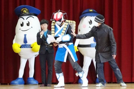 「無敵職人ジョーカイト」や県警マスコット「ひかるくん」と「ひかりちゃん」が登場した不審者対応を学ぶ寸劇