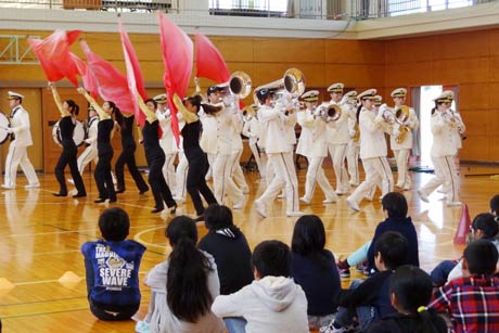 県警音楽隊とカラーガードによるステージドリル