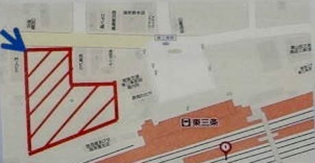  駐停車場として活用を予定する東三条1地内の旧長崎屋跡地