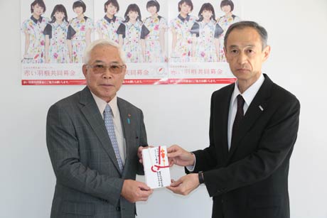 燕市社会福祉協議会の山岡会長(左)と蒲原ガスの遠藤取締役営業部長