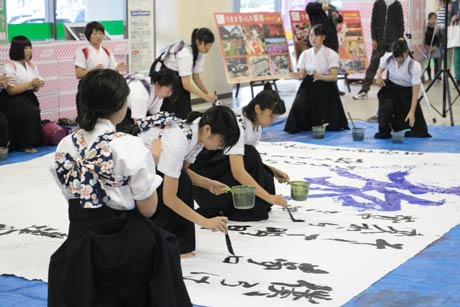  三条商業高校書道部の書道パフォーマンス