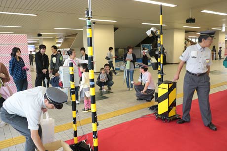 模擬信号機を使った踏切の非常停止ボタンを押す体験