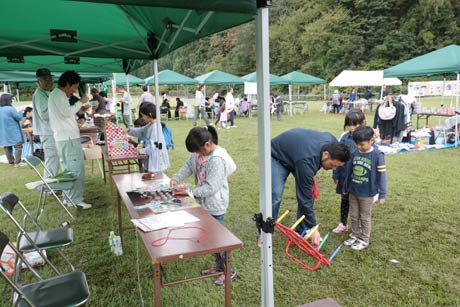 青空に恵まれてにぎわう会場