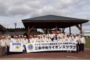 三条市総合運動公園芝生広場の東屋1棟を三条市に寄付した三条中央ライオンズクラブ