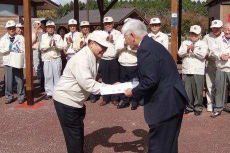 吉田副市長に東屋の目録を手渡す三条中央ライオンズクラブの福田会長