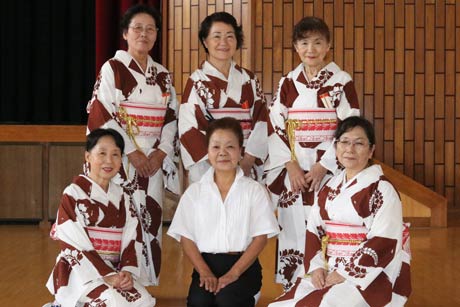  新潟県民謡舞踊協会主催「第32回高齢者ご招待 民謡・舞踊 秋の大会.」に出演する三条雲蝶会の舞踊グループ「蝶舞会」のメンバー