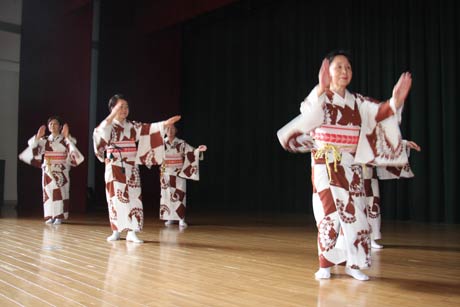  20日、三条市総合福祉センターで大会前最後の練習に励む