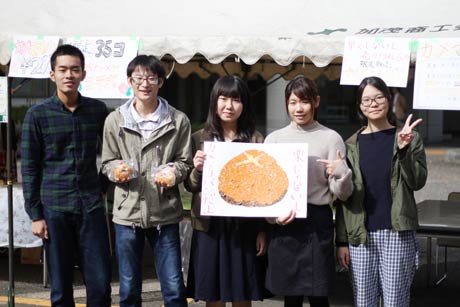  「千代田ベーカリー」とコラボレーションした「カメマヨパン」を販売するサークル「まちプロ」