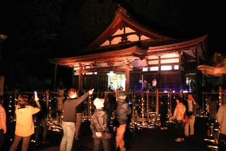越後みしま竹あかり街道で本堂をライトアップして境内を竹燈籠が飾る長照寺