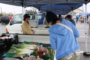 分水総合体育館駐車場で開かれた「Bunsui 軽トラ市」