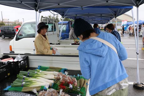 分水総合体育館駐車場で開かれた「Bunsui 軽トラ市」