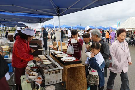 雨の割に人出が多かった
