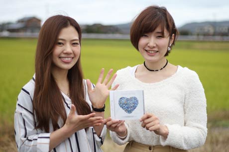  ボーカルユニット「シェアー」を組む平出さん(左)と鴨志田さん