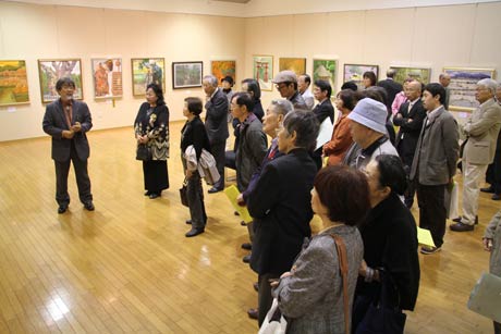 23日開幕した第14回「弥彦を描く」公募展