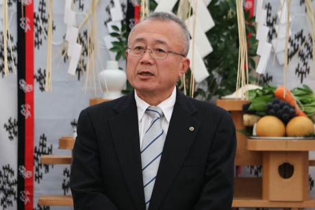あいさつする小林村長