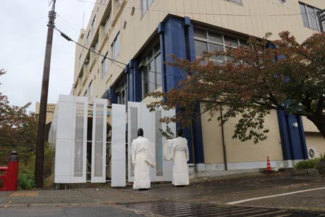 神事で四方をはらい清める