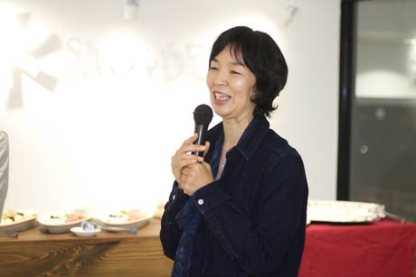 レセプションであいさつする渡辺専務