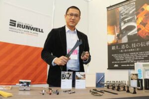 相場産業の相場社長、手にしているのが自転車専用工具の「TSURUGI」と「SHINOBU」