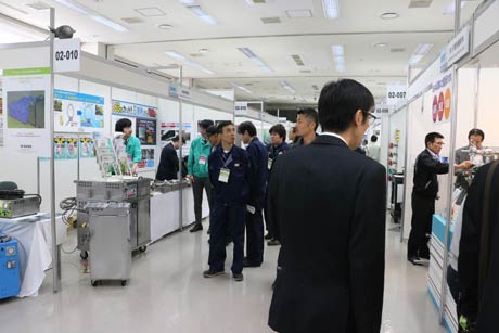 にぎわう会場