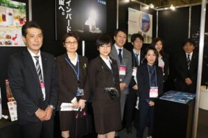 =ツインバードのブースで社員と野水社長(左から4人目)