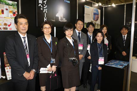 ＝ツインバードのブースで社員と野水社長(左から4人目)