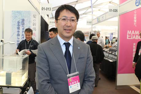 ブースを順番に回る野水社長