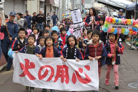 燕市燕地区の商店街で幼年消防クラブと消防署による合同防火パレード