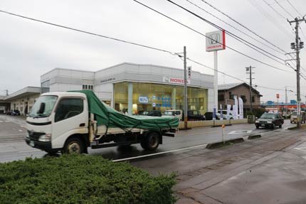 ホンダカーズ新潟県央三条店前は交通量の多い国道403号