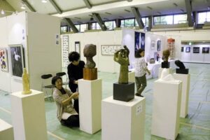 初めて三条厚生福祉会館を会場に開かれる第12回三条市展
