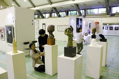 初めて三条厚生福祉会館を会場に開かれる第12回三条市展