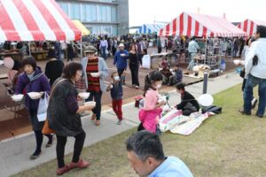 =燕市役所で開かれている燕市農業まつり