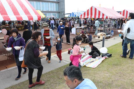  ＝燕市役所で開かれている燕市農業まつり