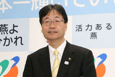 定例記者会見を行う鈴木燕市長