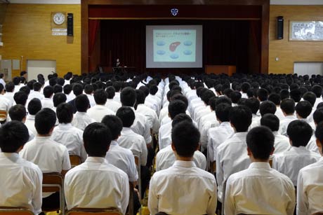 新潟県央工業高校で行われた人権教育・同和教育講演会のB型肝炎患者講義
