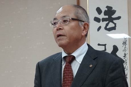 三条商工会議所の職員にあいさつする兼古新会頭