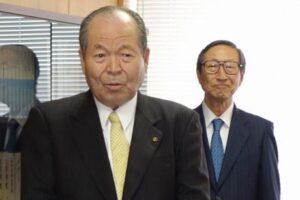 斉藤会頭(左)と本間副会頭