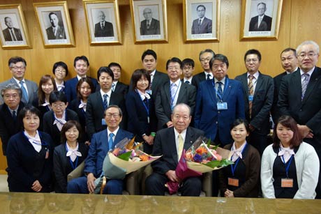 職員と記念写真
