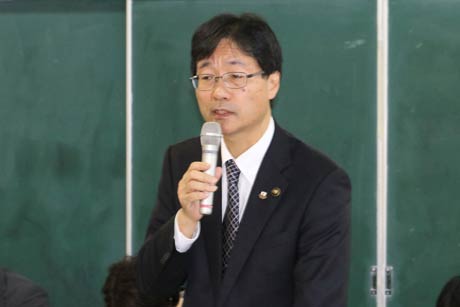 吉田バイパスの事業化の遅れなどを話す鈴木市長
