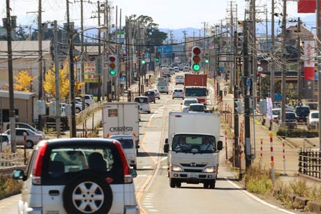  慢性的に渋滞が発生している国道116号の燕市通過区間