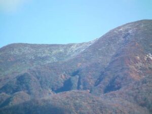 粟ヶ岳の山頂付近がうっすらと白く初冠雪