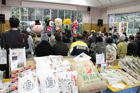 弥彦・ヤホールで3日開幕した「町村博覧会in弥彦」