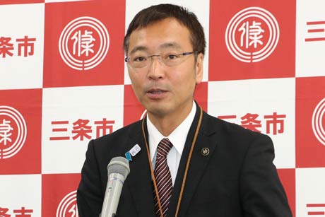 記者会見する国定三条市長