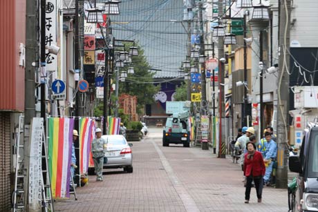 本寺小路周辺には報恩講を告げる五色ののぼり旗が並び電気工事業者が露店用の電線を架設