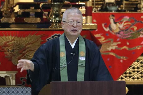 松葉幼稚園の報恩講で法話を行う森田輪番
