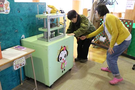 「こどもの森」に設置されたスプーン・フォーク用ハンドプレス機
