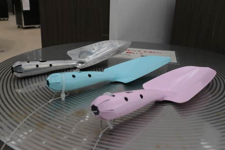 ステンレス製とアルミニウム製の園芸スコップの重さの違いを体感できる