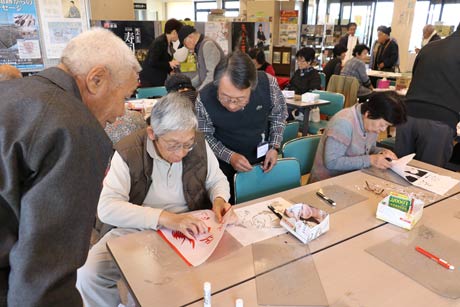  れあいパーク久賀美で開かれた八丁紙体験教室